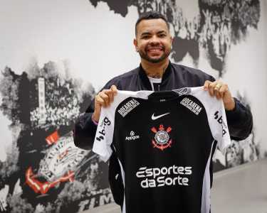 Dentinho com a camisa do Corinthians na Neo Química Arena