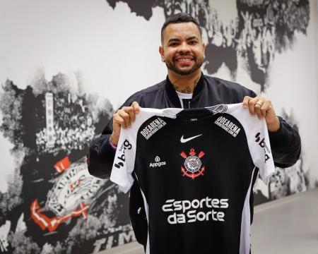 Dentinho com a camisa do Corinthians na Neo Química Arena