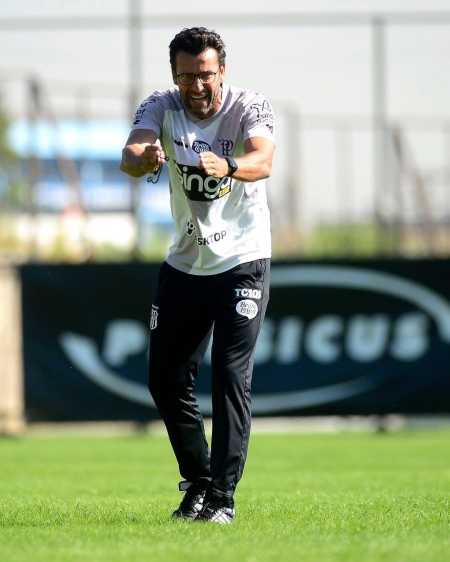 Alberto Valentim em ação pela Ponte Preta