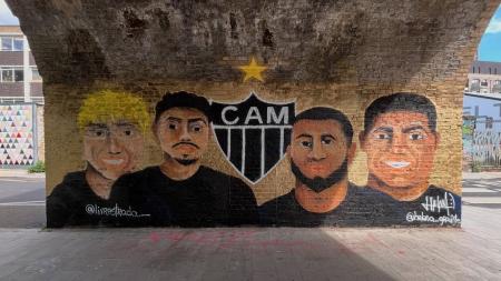 Muro com grafite em homenagem a Everson e Hulk em Londres