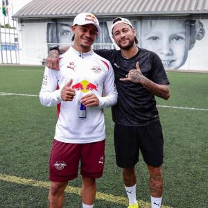 Xavi Simons e Neymar no Instituto Neymar Jr. em Praia Grande-SP