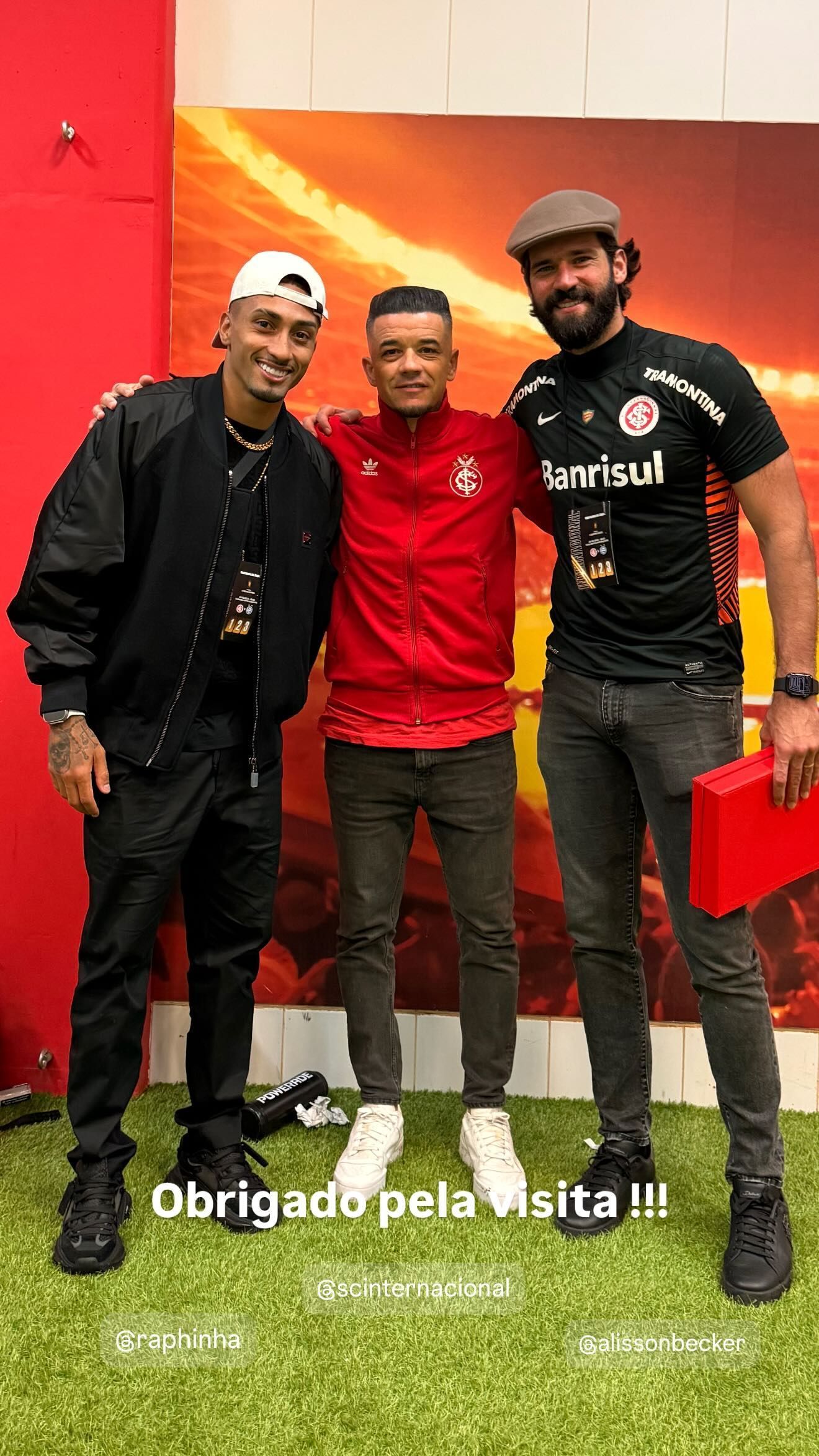 Antes de apresentação à Seleção, Raphinha e Alisson assistem jogo do Inter