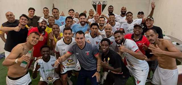 Jogadores do Nacional celebram vitória no Estádio Soares de Azevedo, em Muriaé