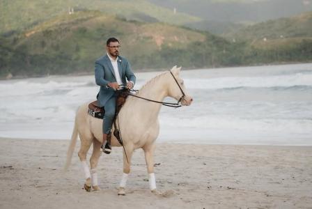 Rodrigo Minotauro chega a casamento montado em cavalo
