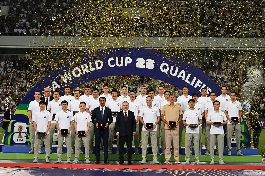 Presidente do Uzbequistão presenteia atletas com carros e medalhas após vaga na Copa