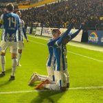 Thayllon atravessa gramado de joelhos após gol da vitória do Avaí sobre o Criciúma