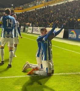 Thayllon (ajoelhado à direita) comemorando o gol da vitória do Avaí sobre o Criciúma