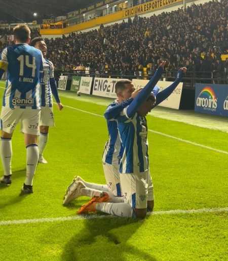 Thayllon (ajoelhado à direita) comemorando o gol da vitória do Avaí sobre o Criciúma