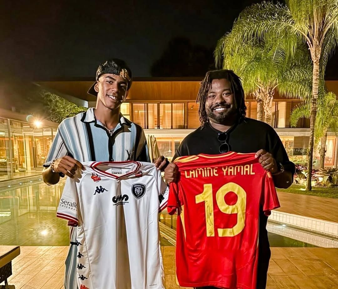 Lamine Yamal posa com camisa de clube paranaense durante férias no Brasil