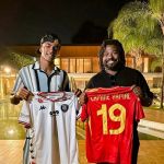 Lamine Yamal posa com camisa de clube paranaense durante férias no Brasil