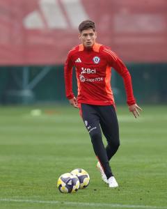 Zagueiro do Atlétio, Iván Román em treino com a Seleção do Chile