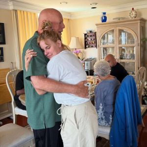 Bruce Willis e a filha, Tallulah, em registro feito em junho de 2025