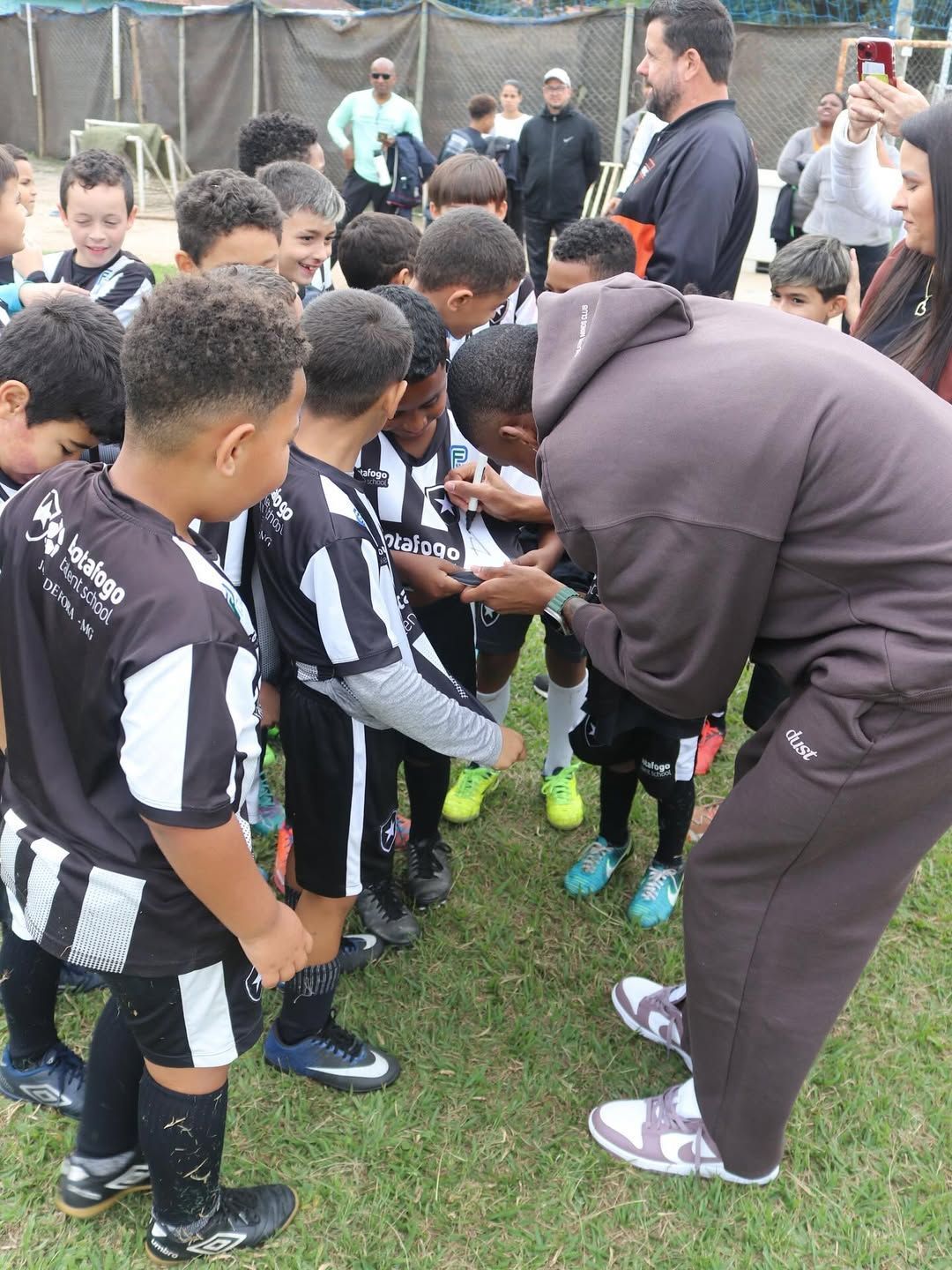 Volante do Atlético visita escola do Botafogo em Minas Gerais; veja fotos