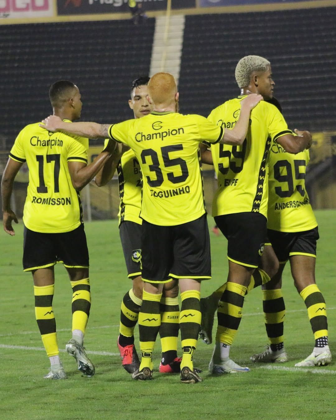 Ex-América marca, São Bernardo goleia Anápolis e sobe na tabela da Série C