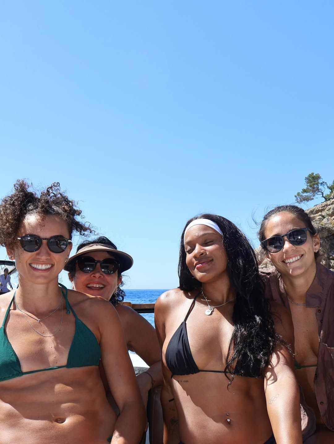 Gabi Guimarães e Rebeca Andrade curtem férias em praia da Espanha; veja fotos