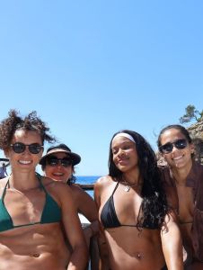 Gabi Guimarães, Rebeca Andrade e Ju Paes curtem férias em praia na Espanha