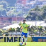 Jogador do Atlético comemora vitória com a Seleção Brasileira Sub-17