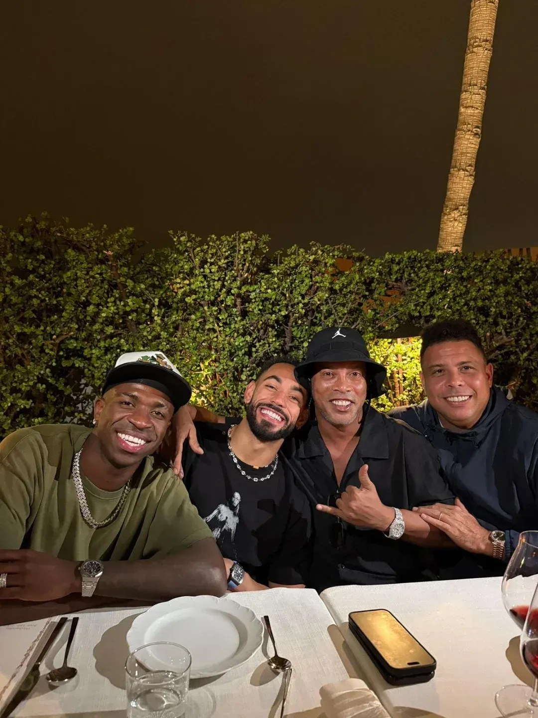 Ronaldo, Ronaldinho e Vini Jr. saem juntos nos EUA, e torcedores reagem