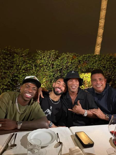 Vinícius Jr, Matheus Cunha, Ronaldinho Gaúcho e Ronaldo Fenômeno em restaurante nos EUA