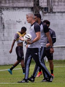 Rodrigo Santana, ex-Atlético, no comando do treino do ABC