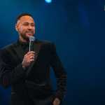 Chuteira, faixa 100% Jesus e coroa de ouro: veja itens e valores do leilão de Neymar