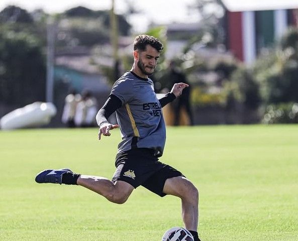 Meia do Criciúma volta de lesão e reforça equipe para enfrentar o Avaí