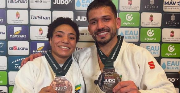 Daniel Cargnin (à direita) e Shirlen Nascimento (à esquerda), medalhistas no Mundial de Judô 2025