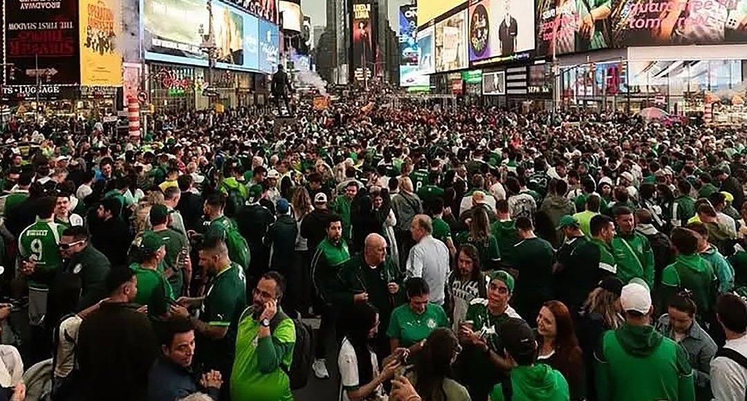 Presidente da Fifa se impressiona com torcida do Palmeiras na Times Square