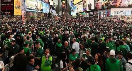 Milhares de torcedores do Palmeiras na Times Square, em Nova York