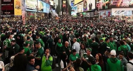 Milhares de torcedores do Palmeiras na Times Square, em Nova York