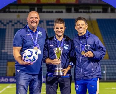 No centro da imagem, Roberto Braga, novo diretor de futebol do Avaí