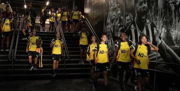 Elenco feminino do Atlético na Arena MRV, em BH