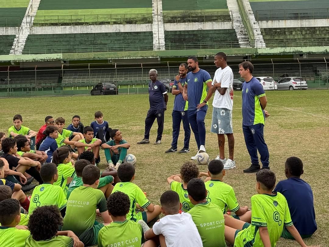 Volante do Atlético visita clube mineiro que o 'criou' e distribui autógrafos