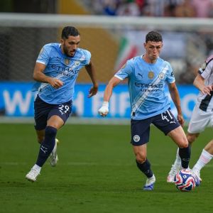 Rayan Cherki e Phil Foden, do Manchester City