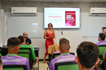 Elenco do América participa de palestra de conscientização contra o feminicídio