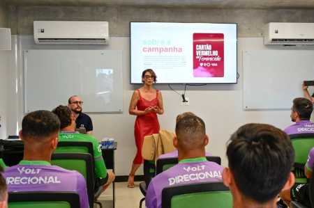 Elenco do América participa de palestra de conscientização contra o feminicídio