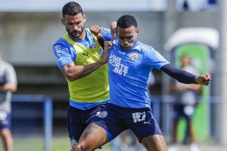 Willian José e Jean Lucas em disputa de bola durante o treino deste domingo (29)