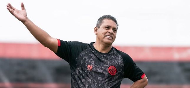 Elio Sizenando, técnico do Pouso Alegre