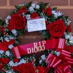 Torcedores do Liverpool vão ao Anfield e prestam homenagens a Diogo Jota