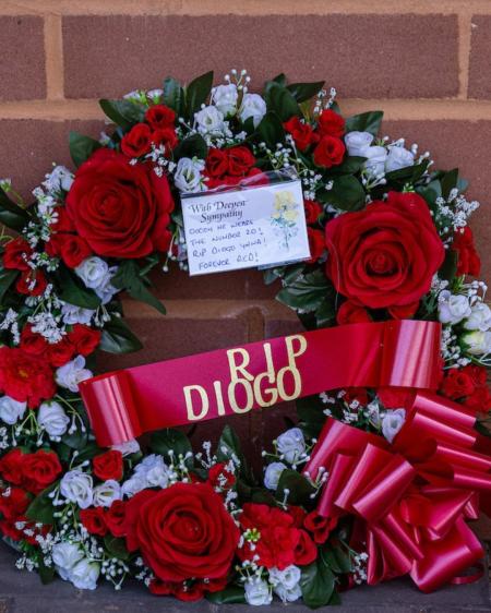 Homenagem da torcida do Liverpool para Jota em Anfield