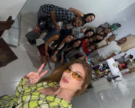 Virginia Fonseca com amigos e familiares em Governador Valadares