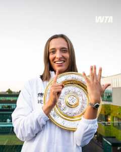 Iga Świątek celebra o seu sexto título de Grand Slam