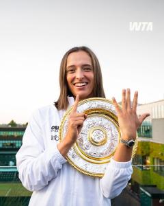 Iga Świątek celebra o seu sexto título de Grand Slam