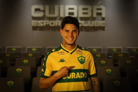 Jader Gentil posa orgulhoso com a camisa do Cuiabá