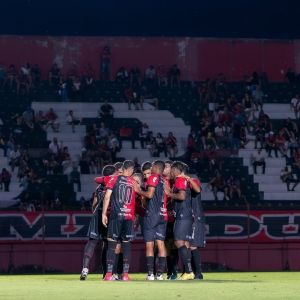 Jogadores do Pouso Alegre se reúnem antes de partida pela Série D