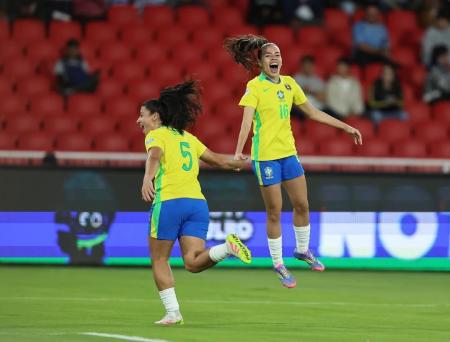 Time do Brasil comemora a vitória diante do Uruguai nesta terça-feira (29)