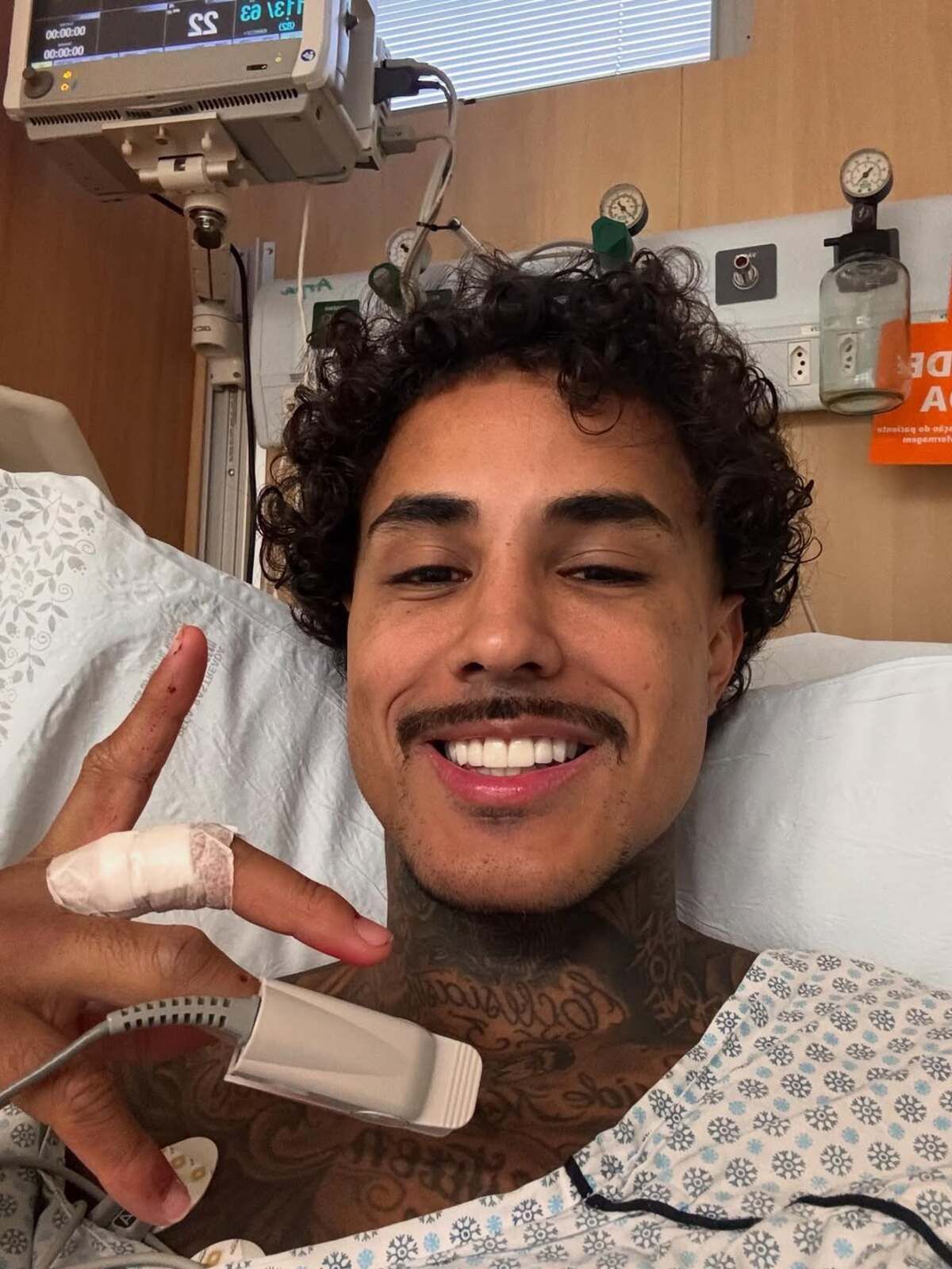 MC Livinho recebe alta da UTI após sofrer acidente de moto e perfurar pulmão