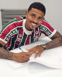John Kennedy assina renovação com o Fluminense