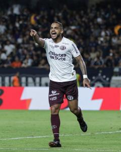 Netinho, da Ferroviária, celebra gol diante do Remo, em jogo da 20ª rodada do Campeonato Brasileiro
