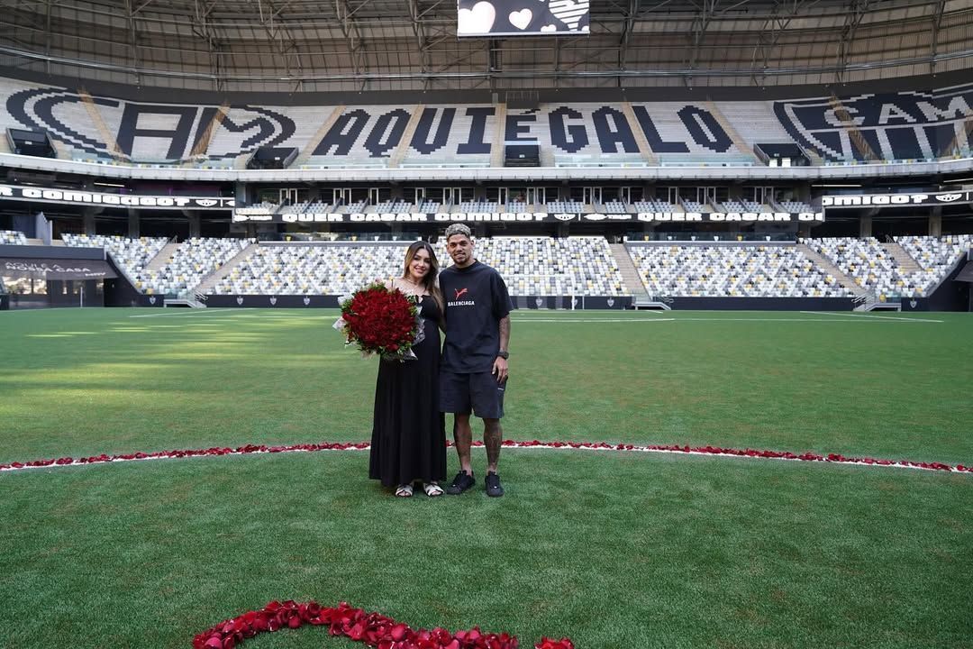 Ex-Atlético, Rubens pede namorada em casamento na Arena MRV; veja fotos
